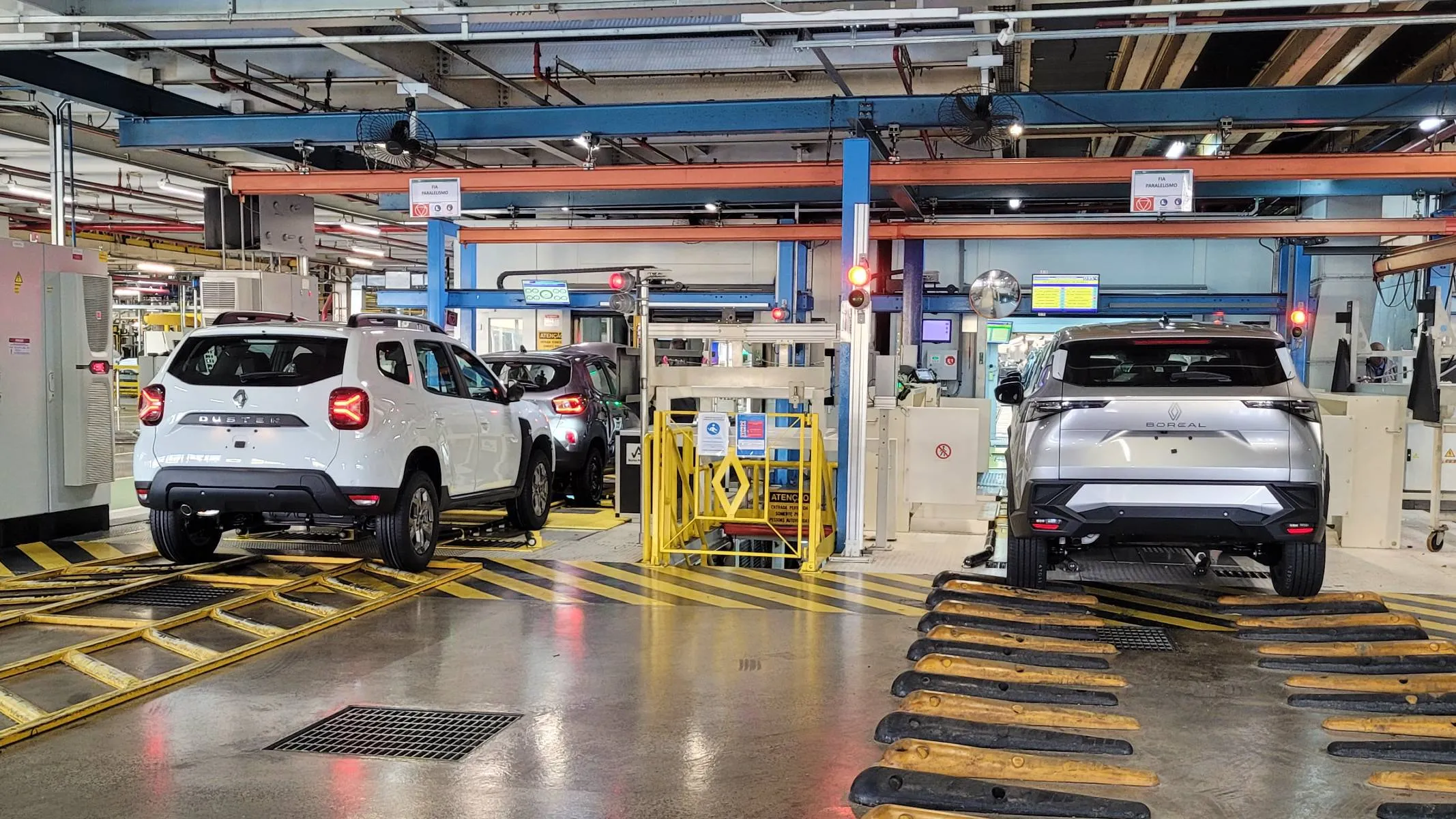 Imagem mostra a fábrica da Renault Geely Brasil. Detalhe mostra o fim da linha de montagem e o próximo passo dos veículos que passam por testes de sistemas de segurança.