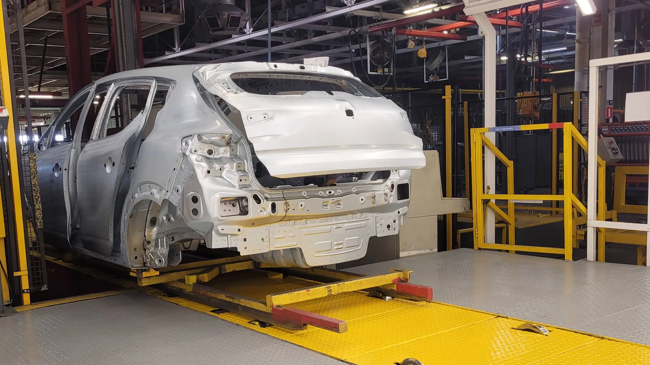 Imagem mostra a fábrica da Renault Geely Brasil, Detalhe para a linha de montagem do Kardian.