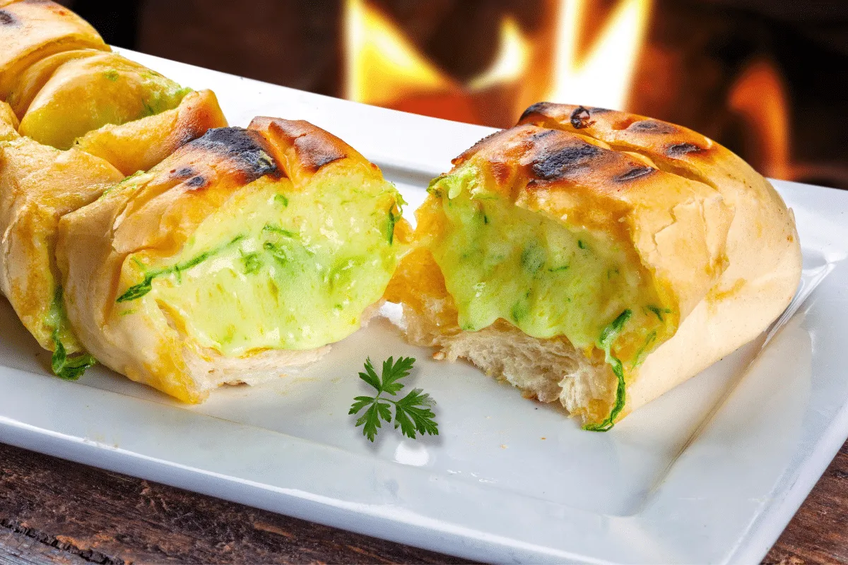 Do pão de alho à farofa: 5 acompanhamentos para servir no churrasco