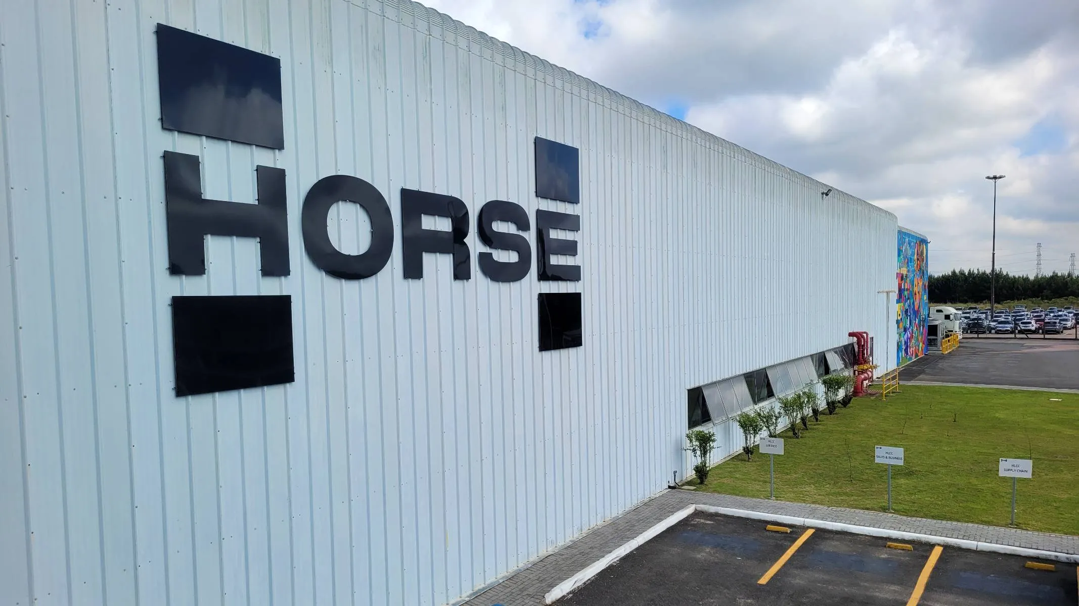 Imagem mostra a fachada da Horse, fábrica de motores do complexo Ayrton Senna, do grupo Renault Geely.