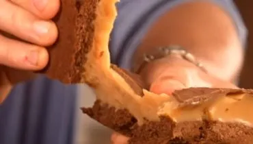 Receita de torta escocesa com caramelo é opção de sobremesa para conquistar a família toda.