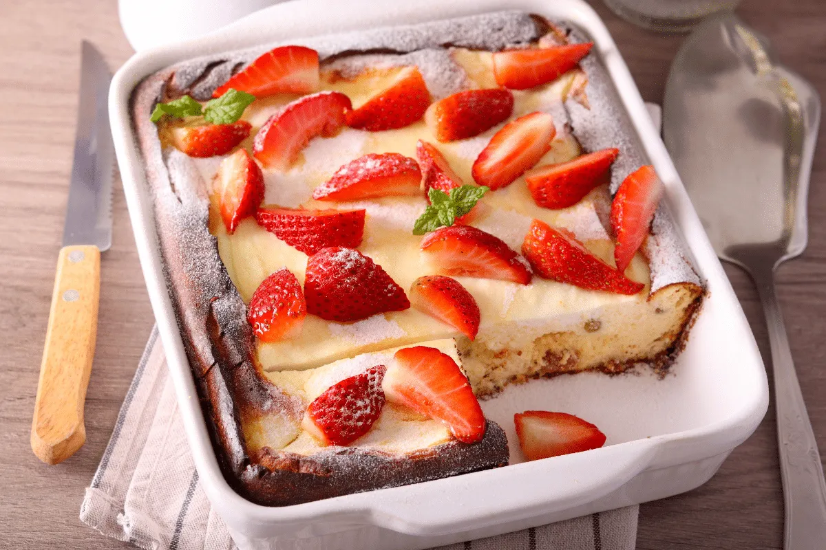 Quer um bolo fofinho para o lanche da tarde? Aprenda essa receita de morango com iogurte