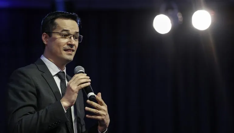 Deltan critica Zanin por prorrogar votação e questiona favorecimento a Lula