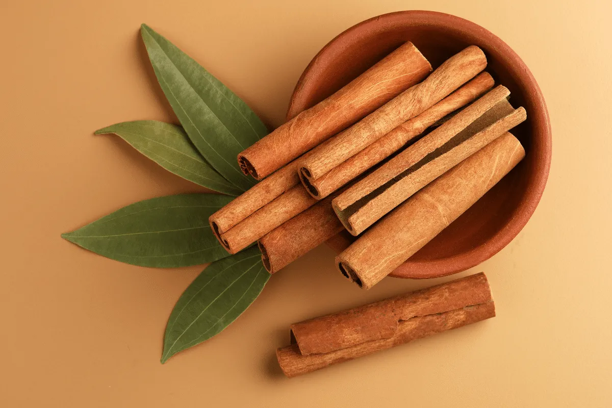 Ferver folhas de louro, cravo-da-índia e canela: para que serve essa mistura?