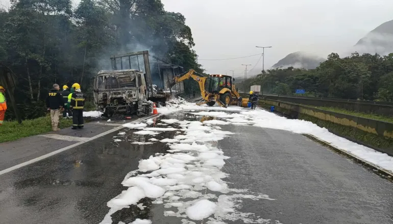 BR-376 é totalmente bloqueada na Serra do Mar; veja situação das rodovias nesta quinta