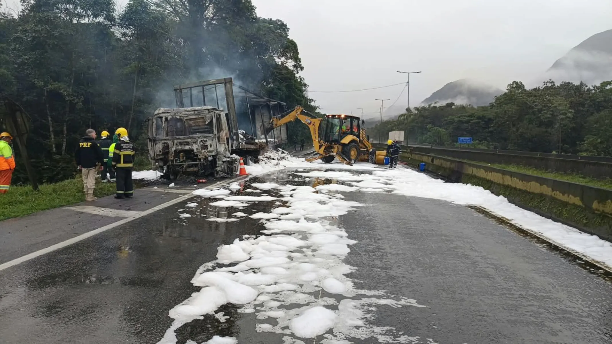 BR-376 é totalmente bloqueada na Serra do Mar; veja situação das rodovias nesta quinta