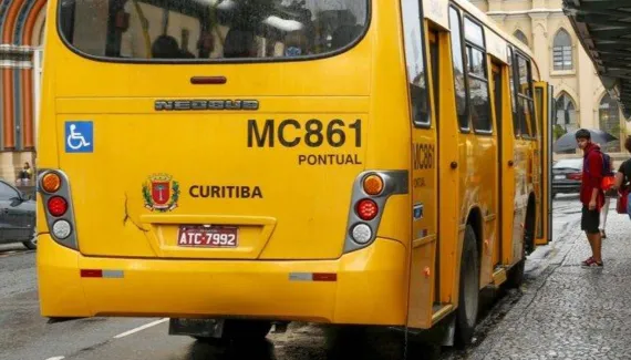 Ônibus bate contra fachada de imóvel e deixa motorista ferido em Curitiba