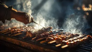 Espetinho empanado na farofa de bacon.