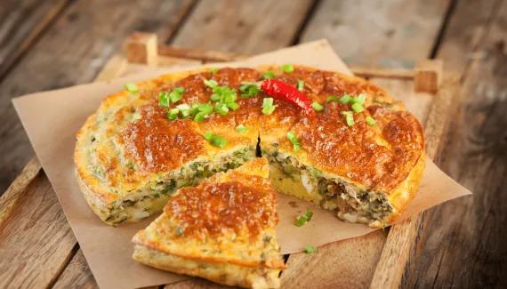 Quer um jantar rápido e proteico? Aprenda a fazer esta torta de atum