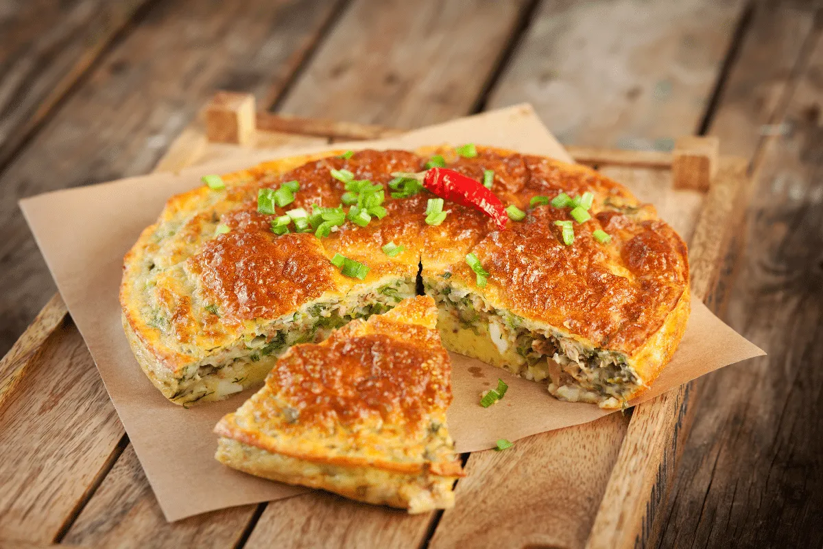 Quer um jantar rápido e proteico? Aprenda a fazer esta torta de atum