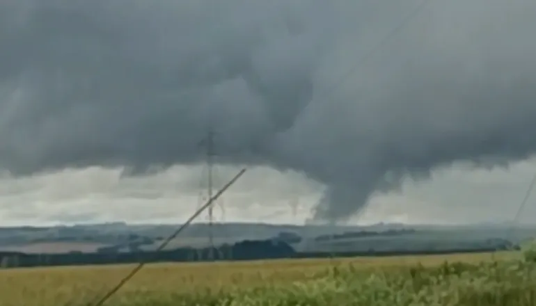 Landspout: entenda como funciona o raro “mini-tornado” visto no Paraná