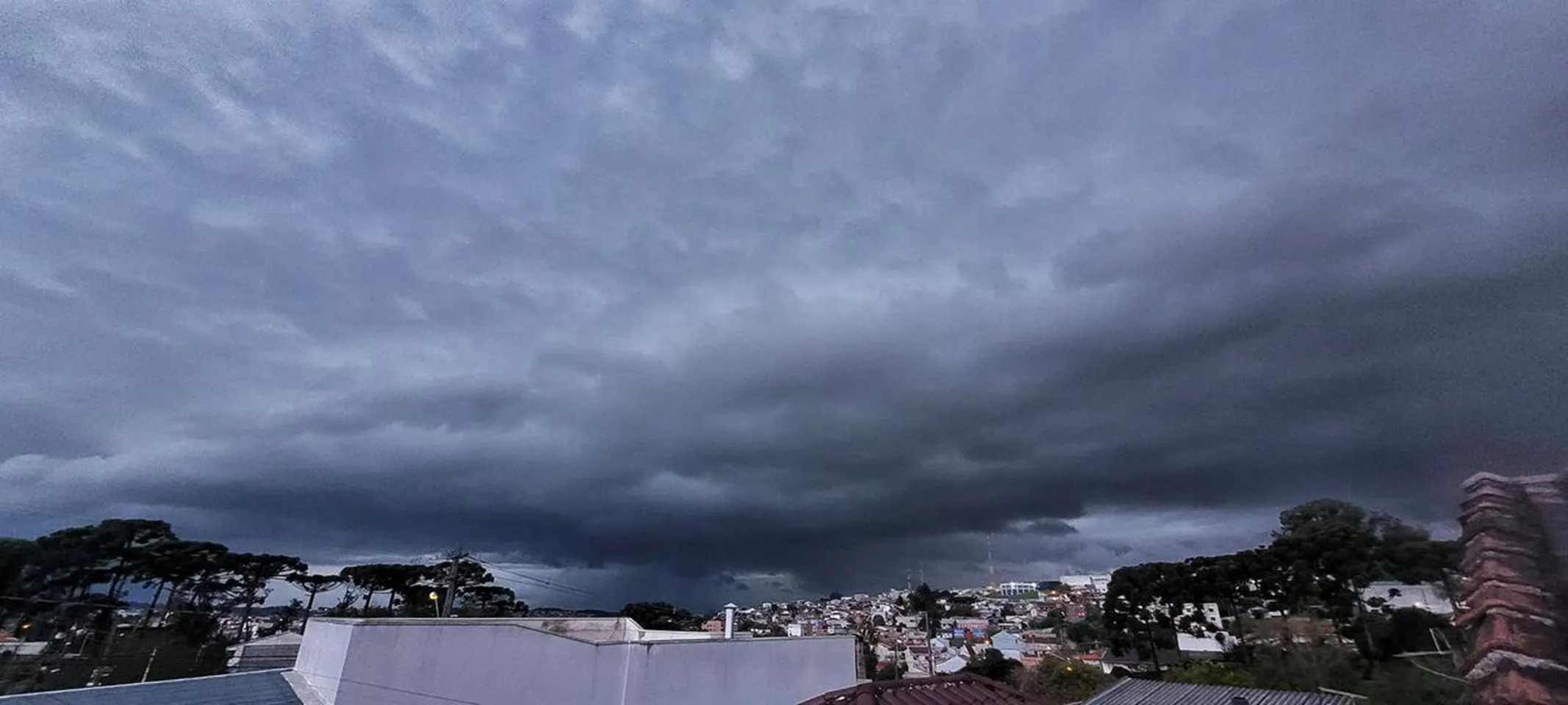 Frente fria e ciclone deixam Paraná em alerta para temporais neste fim de semana