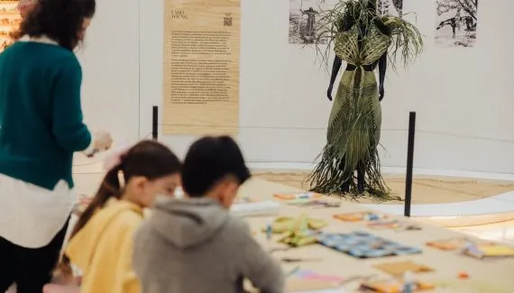 Do papel de bala ao bordado: shopping em Curitiba realiza programação de arte