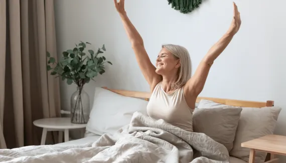 Você se levanta da cama do jeito certo? Veja como proteger a coluna