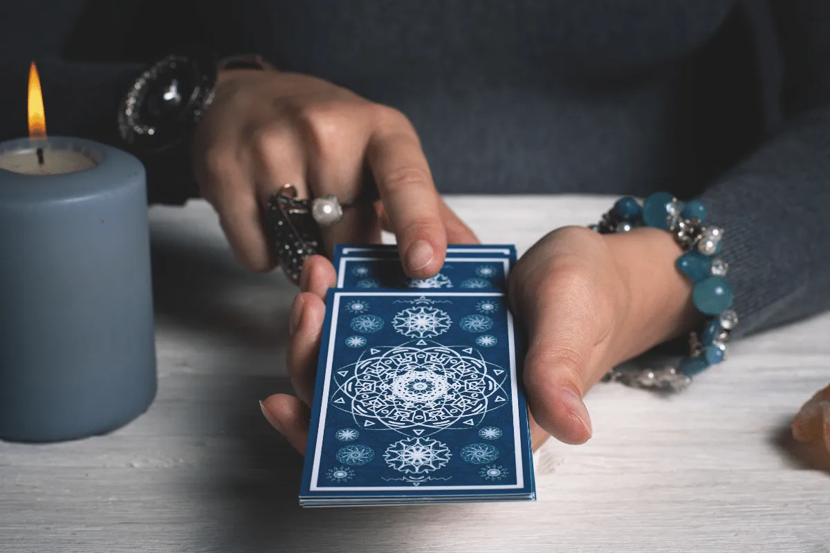 Tarot do dia: previsão para os 12 signos em 03/10/2026