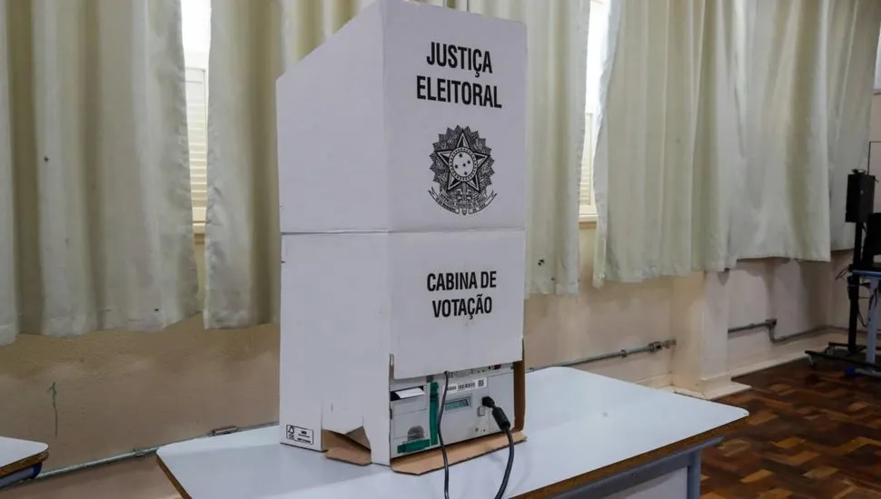 Cabine de votação onde os eleitores depositam o voto de forma secreta.