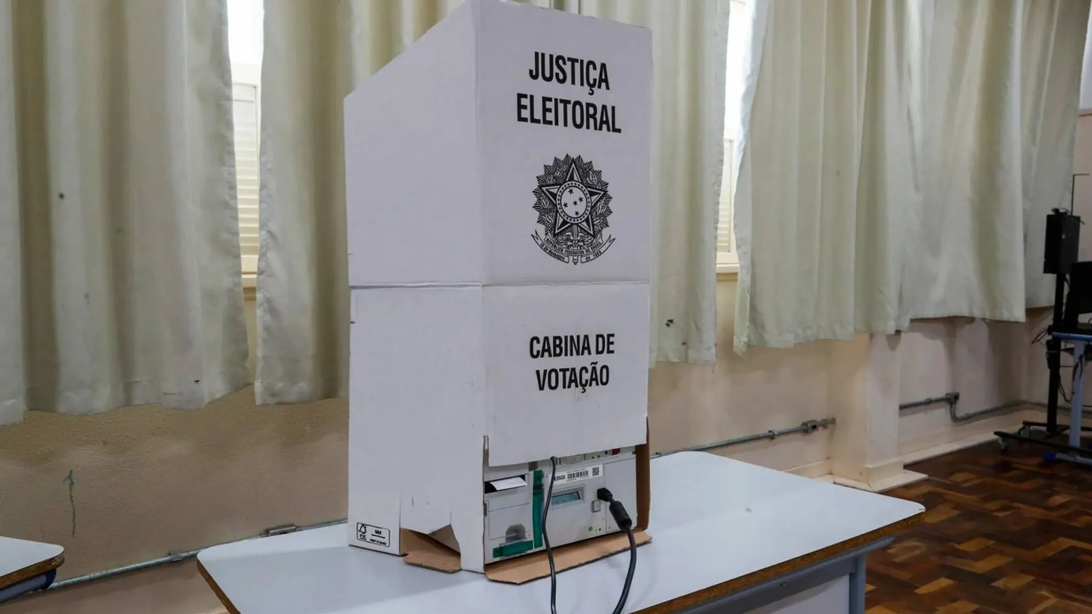 Cabine de votação onde os eleitores depositam o voto de forma secreta.