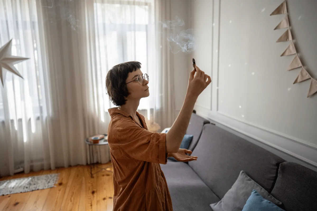 Renove as energias da casa: 4 defumações para fazer em outubro