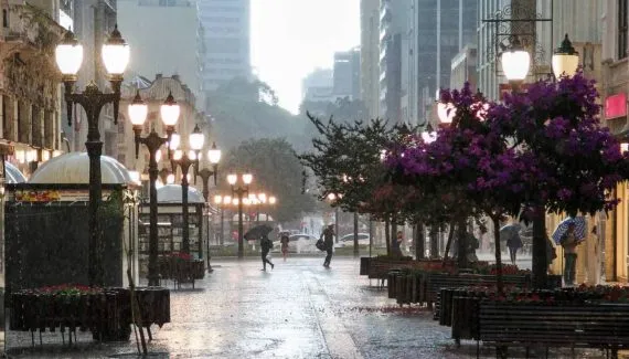 Alerta vermelho e frente fria: eleição no Paraná será debaixo de chuva;  Veja a previsão