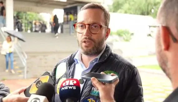 Filipe Barros vota em Londrina e defende mudança na indicação de ministros do STF