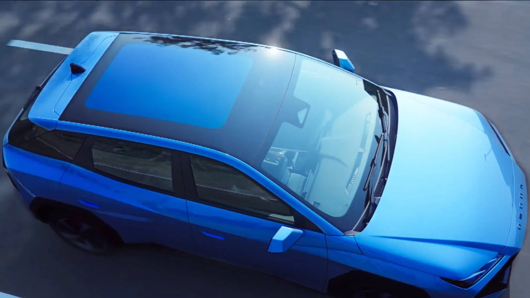 Omoda 4 detalhe teto solar - Sofisticação e iluminação natural: o modelo conta com opção de teto solar panorâmico, alinhado ao conceito global de tecnologia e conforto da Omoda & Jaecoo.