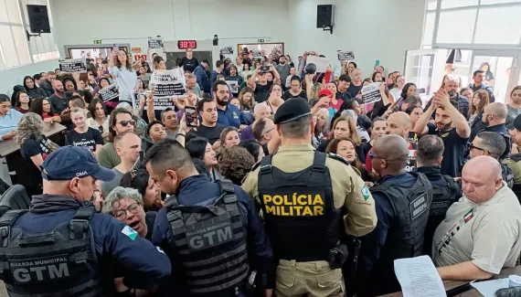 Greve de professores chega ao 8º dia em Araucária com nova rodada de negociação