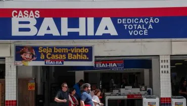 Imagem mostra a fachada de uma das lojas das Casas Bahia.