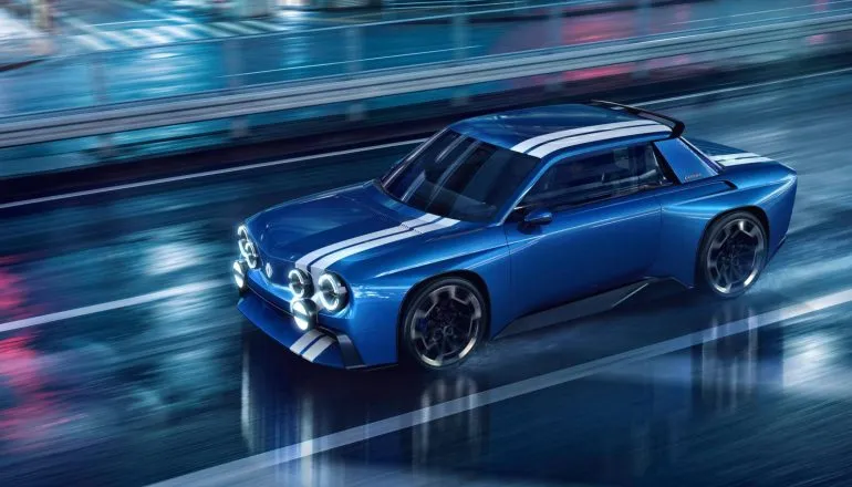 Renault Gordini concept 3 O Renault 8 Gordini Concept traz silhueta baixa de cupê, pintura em tom azul perolizado e seis faróis redondos integrados à dianteira sem grade.