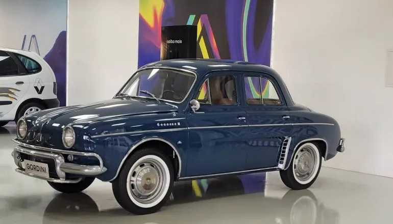 Imagem mostra um clássico Renault Gordini, exposto no Complexo Ayrton Senna, na fábrica da Renault em São José dos Pinhais.