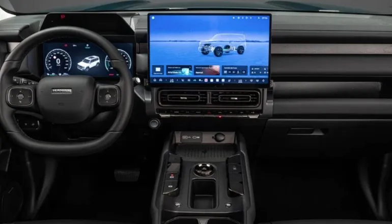haval h7 interna A cabine do Haval H7 é equipada com central multimídia de 15,6 polegadas, painel digital de 12,3 polegadas e teto solar panorâmico.