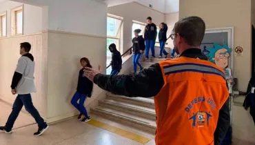 Alunos são orientados pela Defesa Civil durante simulado de desastres.