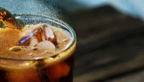 Coca-Cola com leite de coco: mistura inusitada ganha status de coquetel
