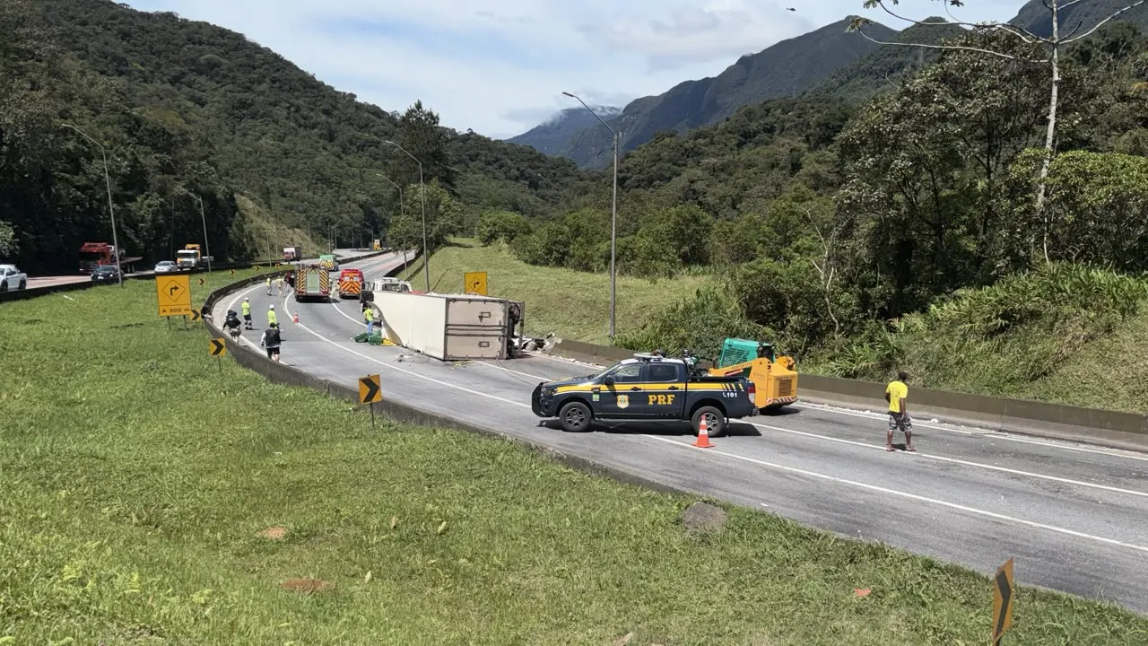 Grave engavetamento com caminhão de laranjas fecha a BR-376 em Tijucas do Sul