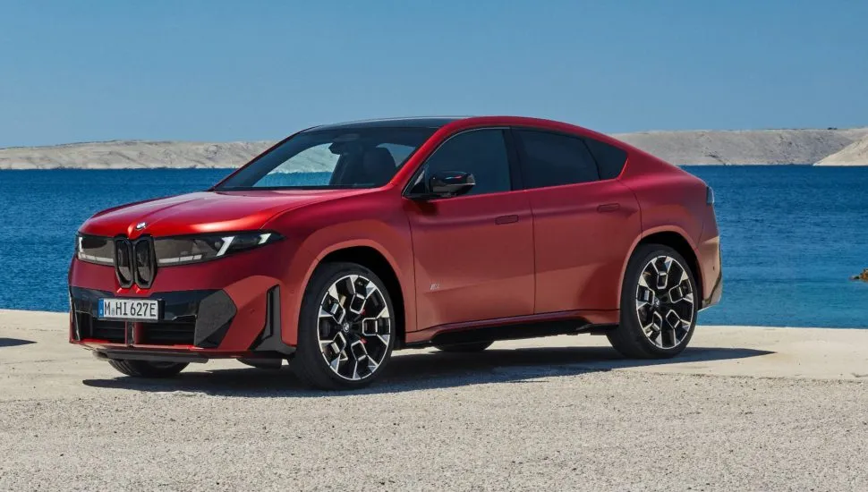 A dianteira do BMW iX4 integra a grade duplo rim e os faróis em uma única unidade gráfica representativa da linha Neue Klasse.