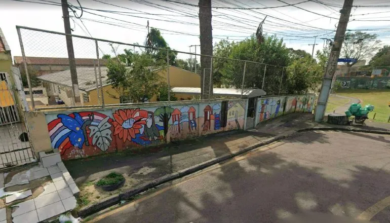 Homem armado invade escola e faz alunos e professores reféns em Curitiba