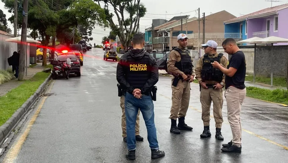 CMEI São Braz é cercada por viaturas após homem armado invadir o local.
