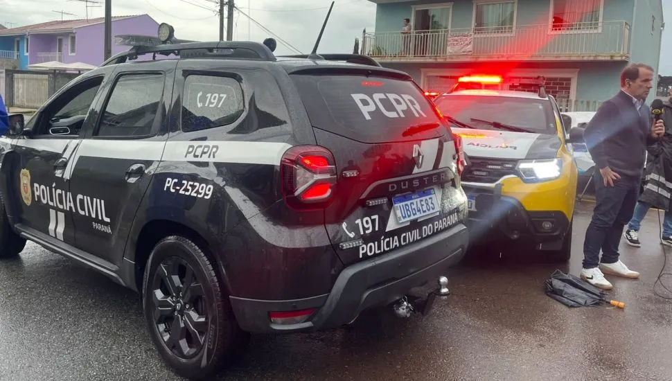 CMEI São Braz é cercada por viaturas após homem armado invadir o local.