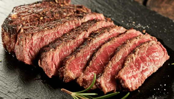 Bife na air fryer: este ingrediente comum na cozinha ajuda a manter a carne suculenta