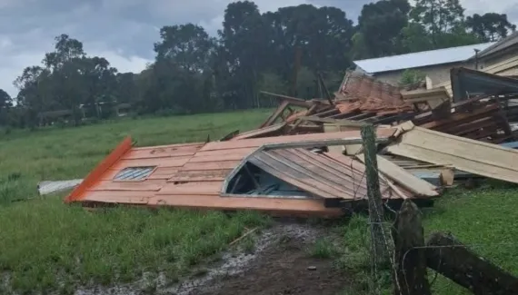 Temporal destrói capela no Paraná e deixa imagem de Nossa Senhora entre escombros
