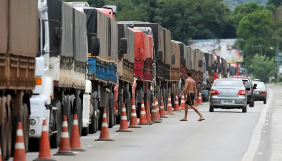 Mais da metade dos caminhões fiscalizados no Paraná apresenta problemas