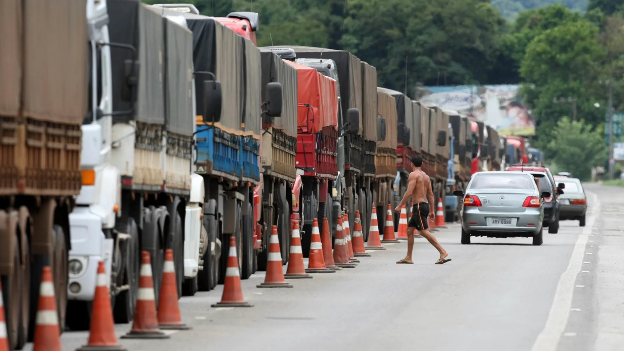 Mais da metade dos caminhões fiscalizados no Paraná apresenta problemas