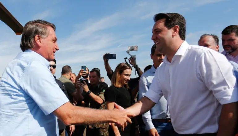 Ratinho Júnior declara apoio a Flávio Bolsonaro após disputa entre PSD e PL no Paraná