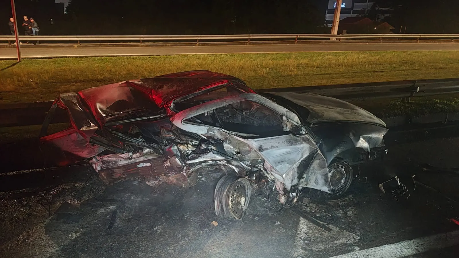 Carro atingido pelo automóvel Fusion explodiu e pegou fogo. Foto: Polícia Rodoviária Federal