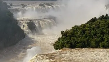 A passarela das Cataratas do Iguaçu, no Parque Nacional do Iguaçu, foi temporariamente interditada neste domingo (11), pelo aumento da vazão do Rio Iguaçu. Foto: Divulgação/Urbia+Cataratas/Eagle Eye Company