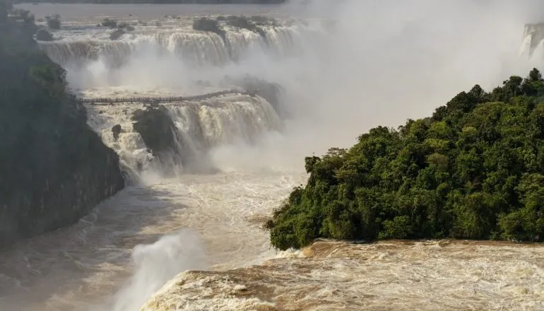Com alta do rio Iguaçu, passarela das Cataratas é interditada neste domingo