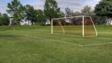 Menina de 3 anos morre após trave de gol cair durante festa no Paraná