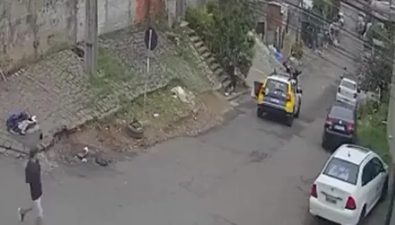 Vídeo mostra viatura da PM descendo ladeira durante abordagem em Curitiba
