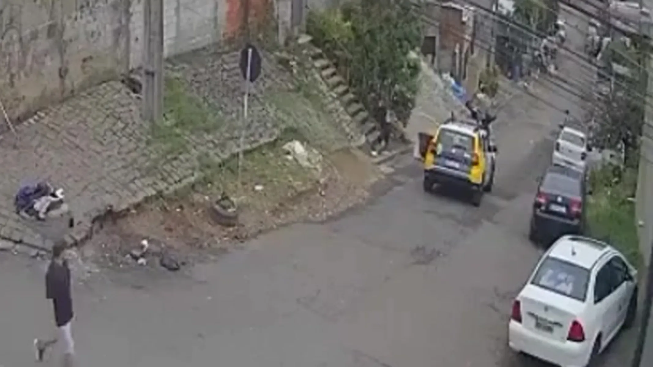 Vídeo mostra viatura da PM descendo ladeira durante abordagem em Curitiba