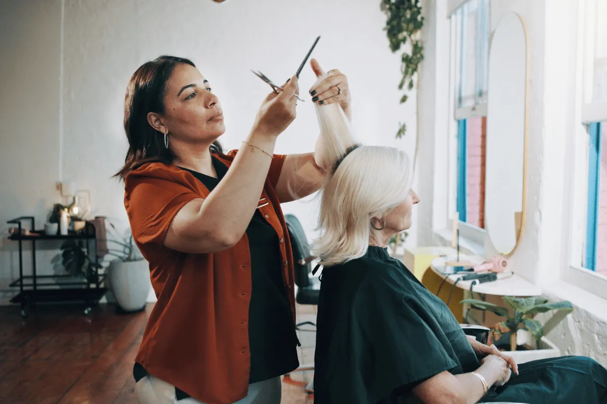 Cortar as pontas pode deixar o cabelo mais volumoso? Entenda o que causa essa impressão