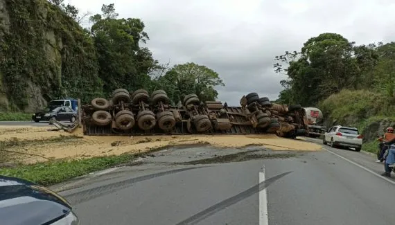 Acidente no km 9 da BR-277 gera bloqueio e desvios pelo acostamento